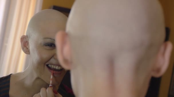 Счастливая пережившая рак после успешной химиотерапии делает макияж на губах — стоковое видео