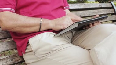 Tablet bilgisayar ile dostça yakışıklı ihtiyar