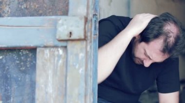 Depresif adam tek başına oturmak