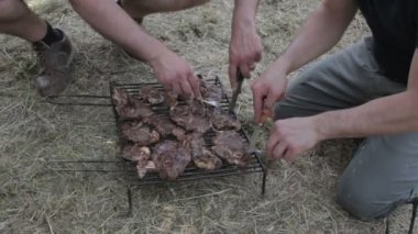 Barbekü yapmak için ızgara et hazırlamak