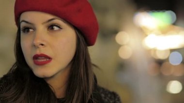 gülümseyen genç kadın şakalar