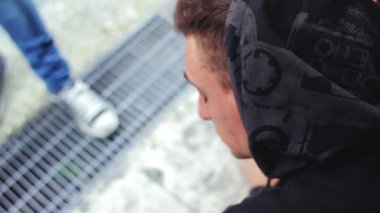 genç ve üzgün bir adam sigara içiyorum