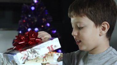 sürpriz çocuk parlak Noel hediyesi açar