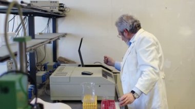 Tıbbi Araştırma Laboratuarlarında çalışıyorum.