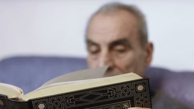 yaşlı adam evde kutsal İncil okuma: din, Katolik, Hıristiyanlık