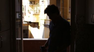 Adam evinde intihar