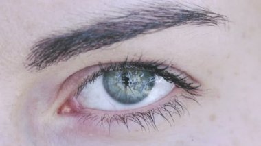 Genç bir kadının gözü.