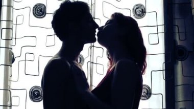 Çift olan tutkulu öpücükler