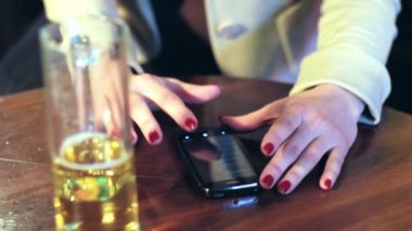 kadın bir e-posta göndermek için bir kişi arama