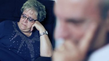 Üst düzey kadın ve kocası uzakta bir argüman sonra arıyorsunuz