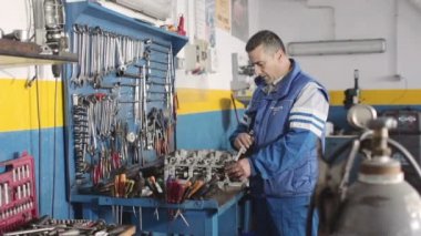 Otomatik mekanik bir motor bir kart yarış için hazırlanıyor - dolly