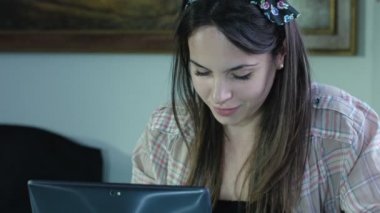 vrouw met behulp van zakboekje computer