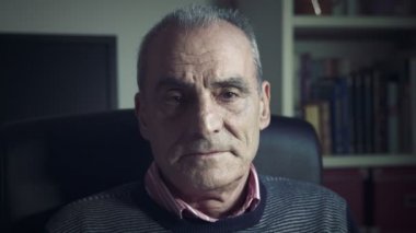 evde endişeli bakmayı endişeli ve depresif yaşlı adam