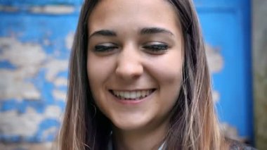 Mutlu gülümseyen kadın