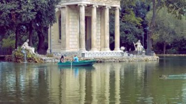 villa Borghese gölde bir çift romantik anları: aşk sandal