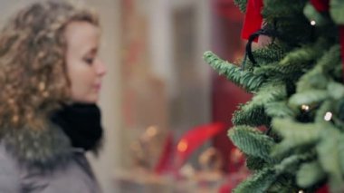 Güzel bir kadın, Noel 'de saati açık bir dükkanın vitrinine bakar. Roma' ya Noel hediyesi yapar.