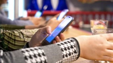 Akıllı telefon kullanan insanlar