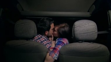 Genç çift öpücük ve kentsel trafikte yatmak