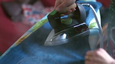 Ev hanımı Ütü Kıyafetleri