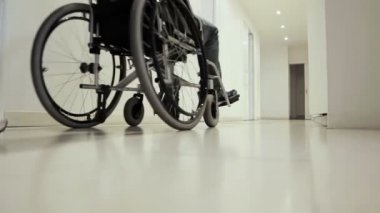 Hastane hasta tekerlekli sandalyede