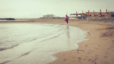 İki sevgili chase (çalıştırma) ve deniz - plaj - aşık - günbatımı öpüşme