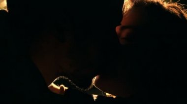 batan güneşin önünde öpüşen genç insanlar portre görüntüleri