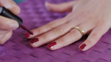 tırnak cilası üzerinde koyarak kız