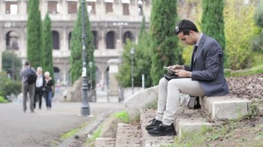 Dijital tablet Park'taki kullanarak iş adamı
