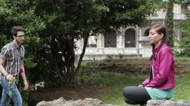 utangaç bir adam bir kırmızı gül güzel kadın - aşk - aşk-fond için verir - öpücük