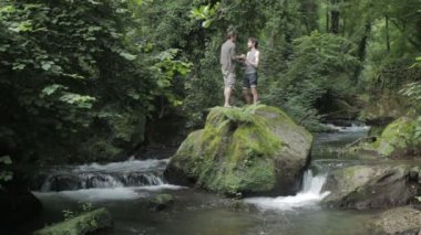 iki erkek nehre kucaklayan: doğa, homoseksüel, Eşcinsel, aşk