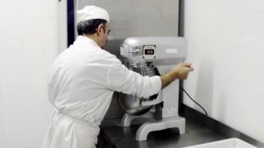 Pasta şefi yemek yapıyor.