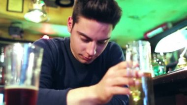 üzgün adam bira içmek