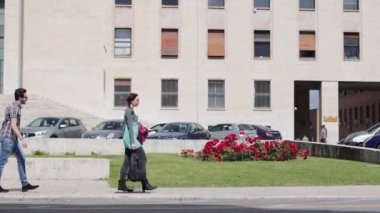 garip utangaç erkek sırt çantası getiren güzel bir kız üzerinde kazanmak çalışır