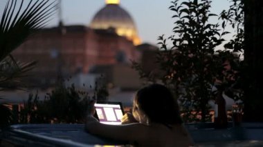 kadın internet tablet üzerinde sörf