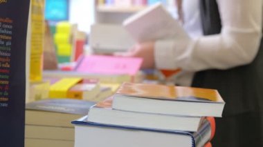 kadın için bir kitap arama