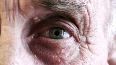 Komuta sizde açar ve göz kapatır