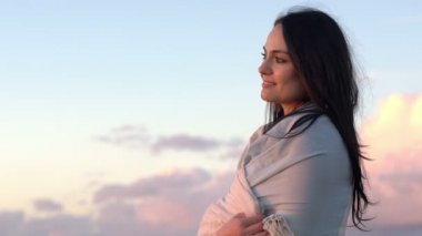 kadın bir dağın tepesinde