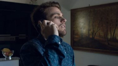 mobil telefonlara sakin ve mutlu yakışıklı genç adam: 4k