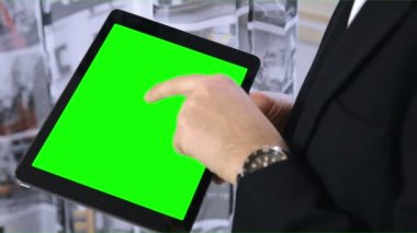 Tablet bilgisayar kullanan adam