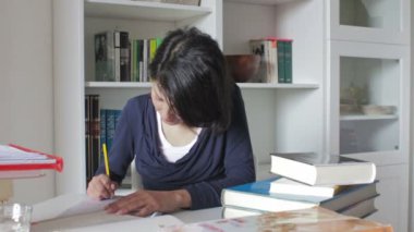 Genç kız onun sınav hazırlama