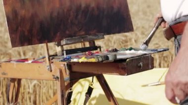 ressam ile fırça renkleri karıştırma