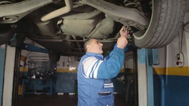Otomatik mekanik bir araba motoruna onarma