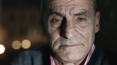 endişeli ve üzgün ihtiyar akşam portresi: dalgın adam