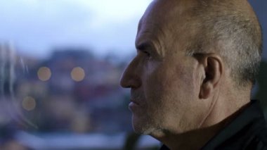 düşünceli ve üzgün bir adam