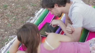 tablet bilgisayar ile genç bir çift