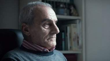 dalgın ve endişeli yaşlı adam