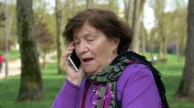 cep telefonu konuşurken endişeli ve sinirli yaşlı kadın