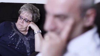 Olgun üzgün kadın ve erkek iç mekanda