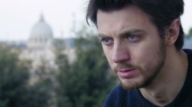 umutsuz genç adam arka planda Aziz Peter kubbe ile aşk için ağlıyor