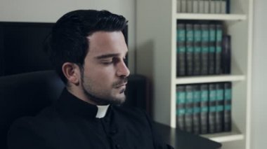 üzgün ve dalgın genç rahip: sorunlu rahip onun düşüncelerinde derin
